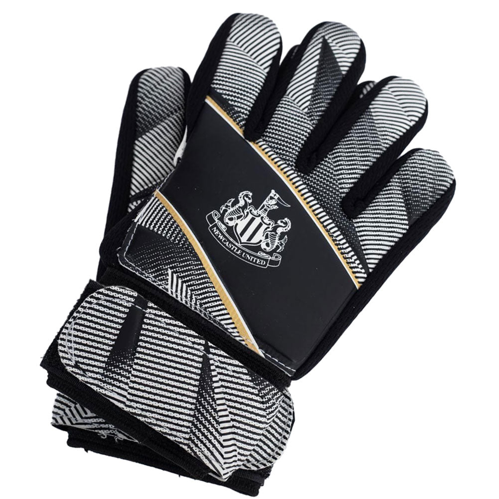 Newcastle United FC Fuse Goalkeeper Gloves Yths - Buy Gloves & Shin Pads at GiftMasters.co.uk